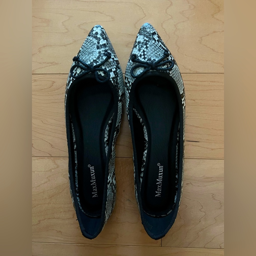Max Muxum Snake Skin Flats, Brand New, never worn, Size 9